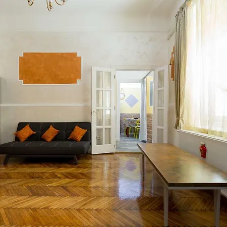 Budapestapartment9 *
